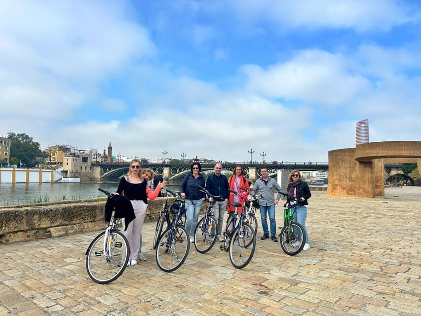 Sevilla: 100% Nederlandstalige Highlights Tour op E-BIKE - Entering Seville from Barrio Santa Cruz