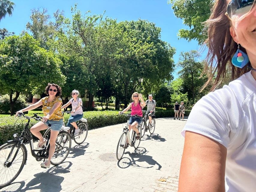 Sevilla: 100% Nederlandstalige Highlights Tour op E-BIKE - E-bikes, helmets, and small-group comfort (including kids)