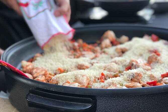 Sevilla: Rooftop Paella Cooking Class & 30-minute expert Q&A - Finding the Class Start: Columnas Romanas and the Walk to the Third-Floor Rooftop