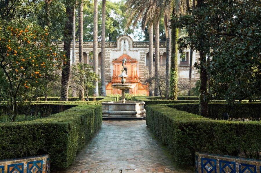 Seville: Alcázar, Cathedral & Giralda Fast Track Guided Tour - Finishing with the Giralda Bell Tower Climb