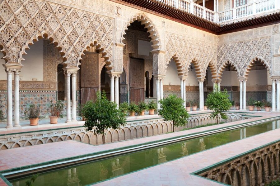 Seville: Alcázar, Cathedral & Giralda Fast Track Guided Tour - Royal Alcázar: Where Mudejar Detail Meets Gothic Grandeur