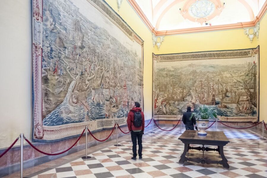 Seville: Alcazar Guided Tour with Entrance - Logistics that actually matter: meeting point and what to bring