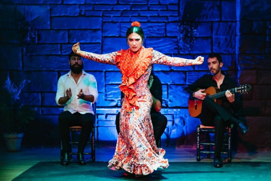 Seville: Baraka Sala Flamenca Show with Drink in Triana - Showtimes: 19:00 vs 21:00 and how to build your evening
