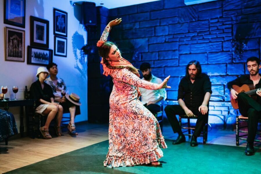 Seville: Baraka Sala Flamenca Show with Drink in Triana - The 60-minute format: singer, guitar, and two dancers up close