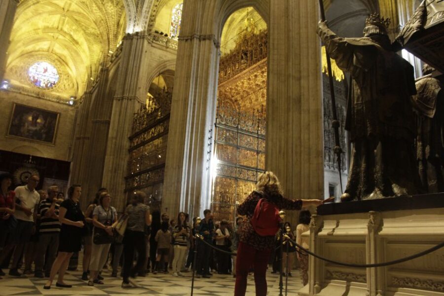 Seville: Cathedral 1-Hour Guided Tour - Skip-the-line entry and headsets: small details that save the day