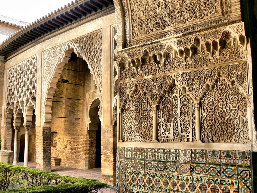 Seville: Cathedral, Giralda & Alcázar Guided Tour - Getting the most from the headphones and guide-led flow