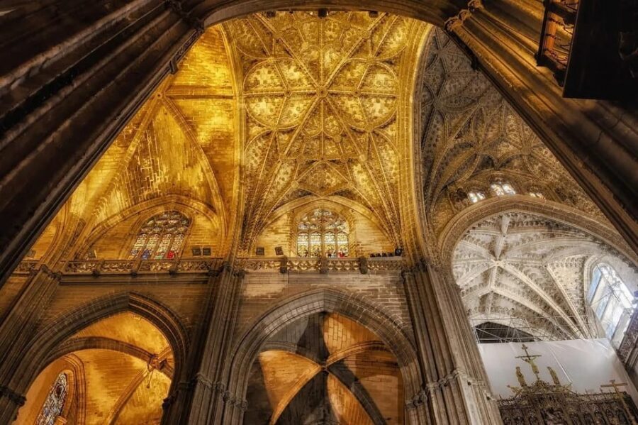 Seville Cathedral & Giralda Guided Tour: Skip-the-Line Entry - Arriving and finding your group (without losing 30 minutes)