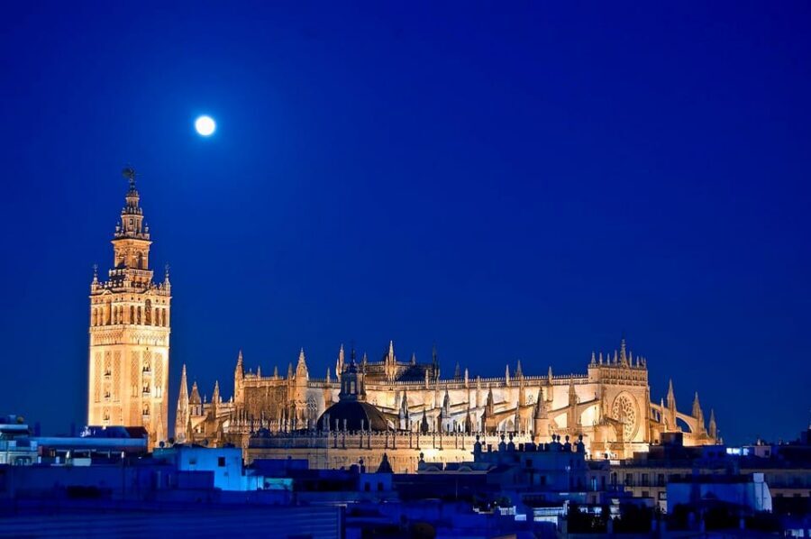 Seville: Cathedral of Seville Guided Night Tour & Light Show - Inside the nave: the art stops you’ll want to remember