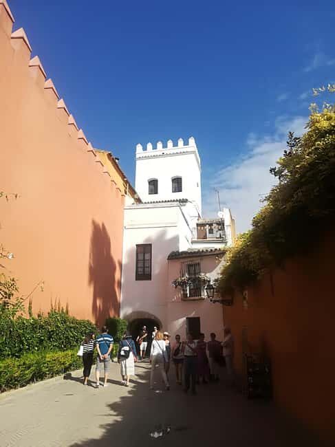 Seville: Tiny-Group Jewish Quarter Discovery Walking Tour - Patio de Banderas: a courtyard stop that changes how you see the neighborhood