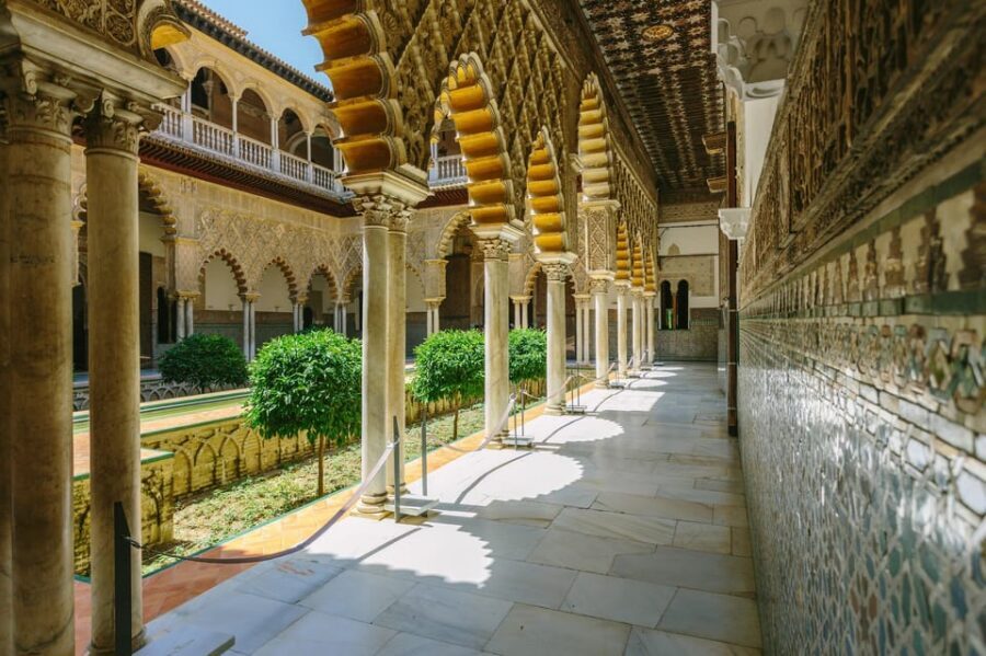 Seville: Tour Alcázar, Cathedral & Giralda Priority Access - The Big Value: Priority Entry Plus Guided Context