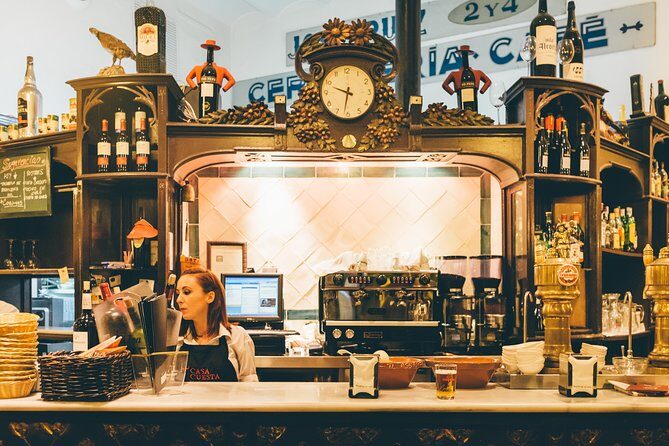 Triana Gourmet Tapas Tour in Seville - Triana on foot: a smart way to learn a neighborhood while you eat